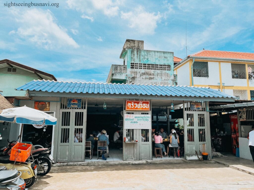 วันนี้มีร้านอาหารน่านั่งเมืองพัทยา จ.ชลบุรี ที่ขึ้นชื่อเรื่องอาหารอร่อยมาฝาก หากจะทานนอกบ้านต้องโทรจองล่วงหน้า ร้าน ครัวเถื่อน พัทยา