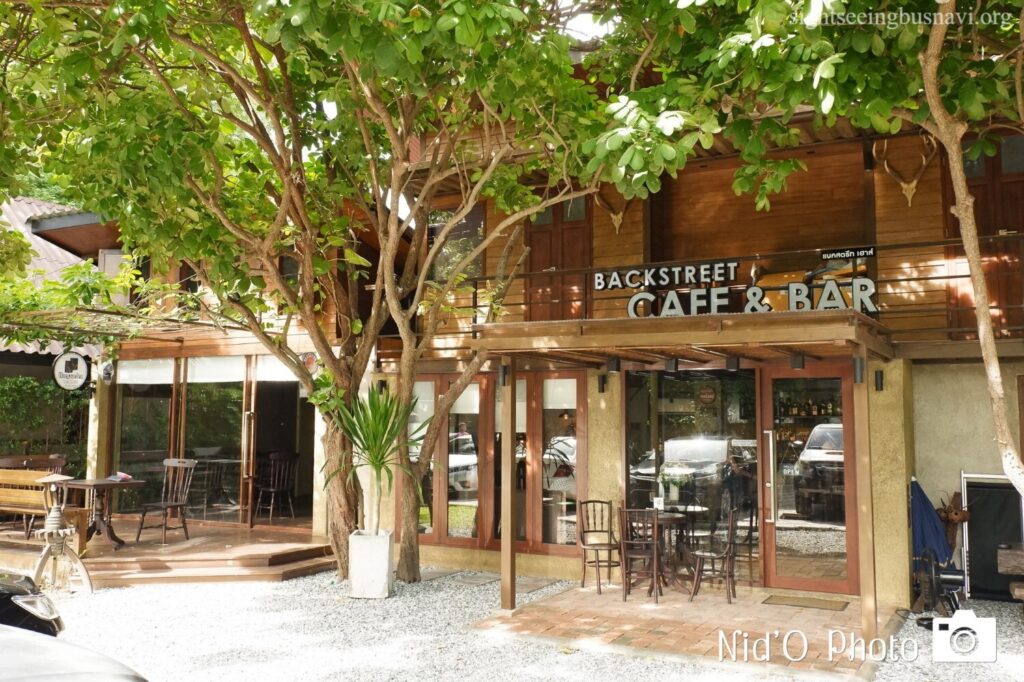 Backstreet House Pattaya คาเฟ่สำหรับคอกาแฟตัวจริง ภายในตกแต่งอย่างคลาสสิกและมีบรรยากาศที่เย็นสบาย เลือกจากเมล็ดกาแฟเย็นกว่า 30 ชนิด 