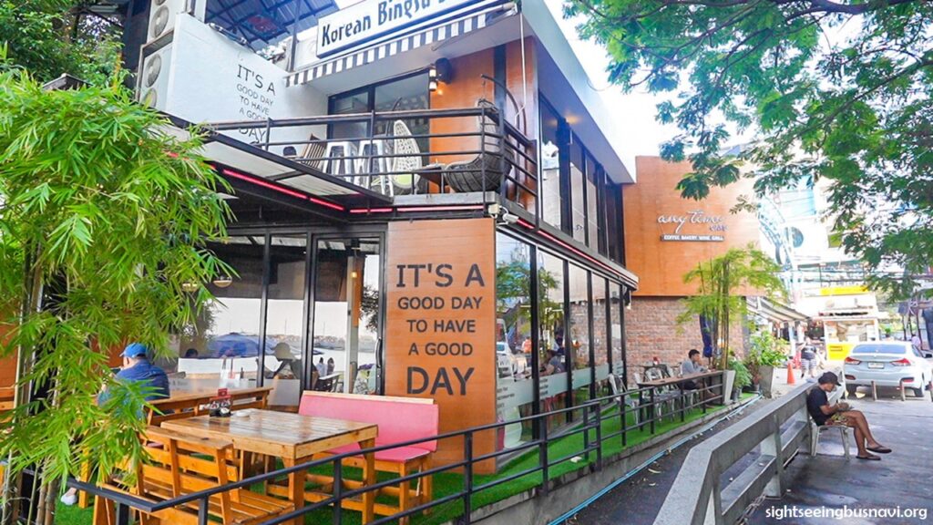 เราขอชวนทุกคนมาที่นี่ Anytime Cafe Pattaya อยู่ใกล้ท่าเรือแหลมบาลีฮาย สะดวกมากในการเดินไปมาร้านใหญ่หาง่ายแต่เรียกได้ว่ามีร้านเดียวในย่านนี้ 